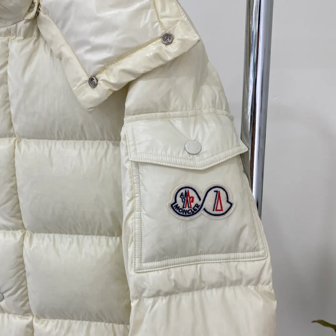 P390 Moncler/ 2026 70 、 。 DNA ， ， 。 Classic ， 、 。 Classic 70 。 Quality， 90 ，Premium Quality ， ，Black ！ Sizes M-3XL